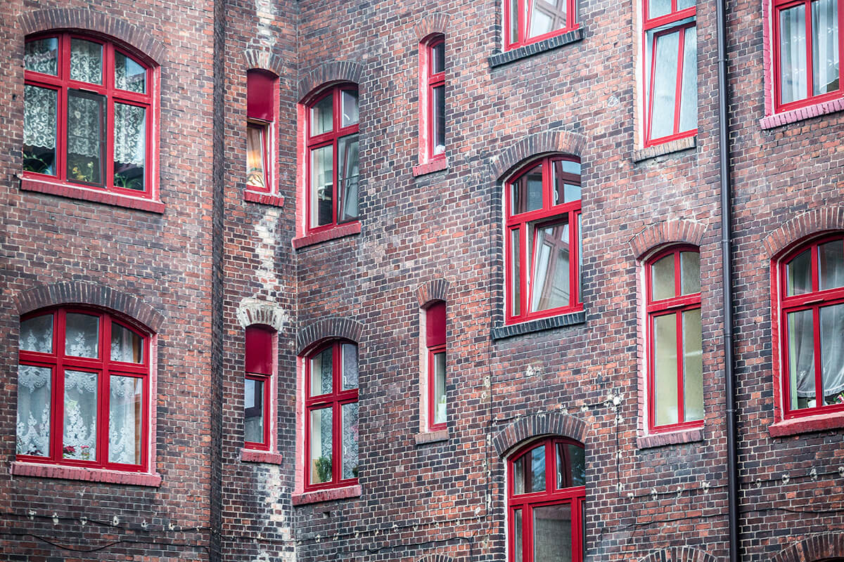 Ein Fenster mit Stil - bei welchen Projekten können rote Fensterrahmen verwendet werden?