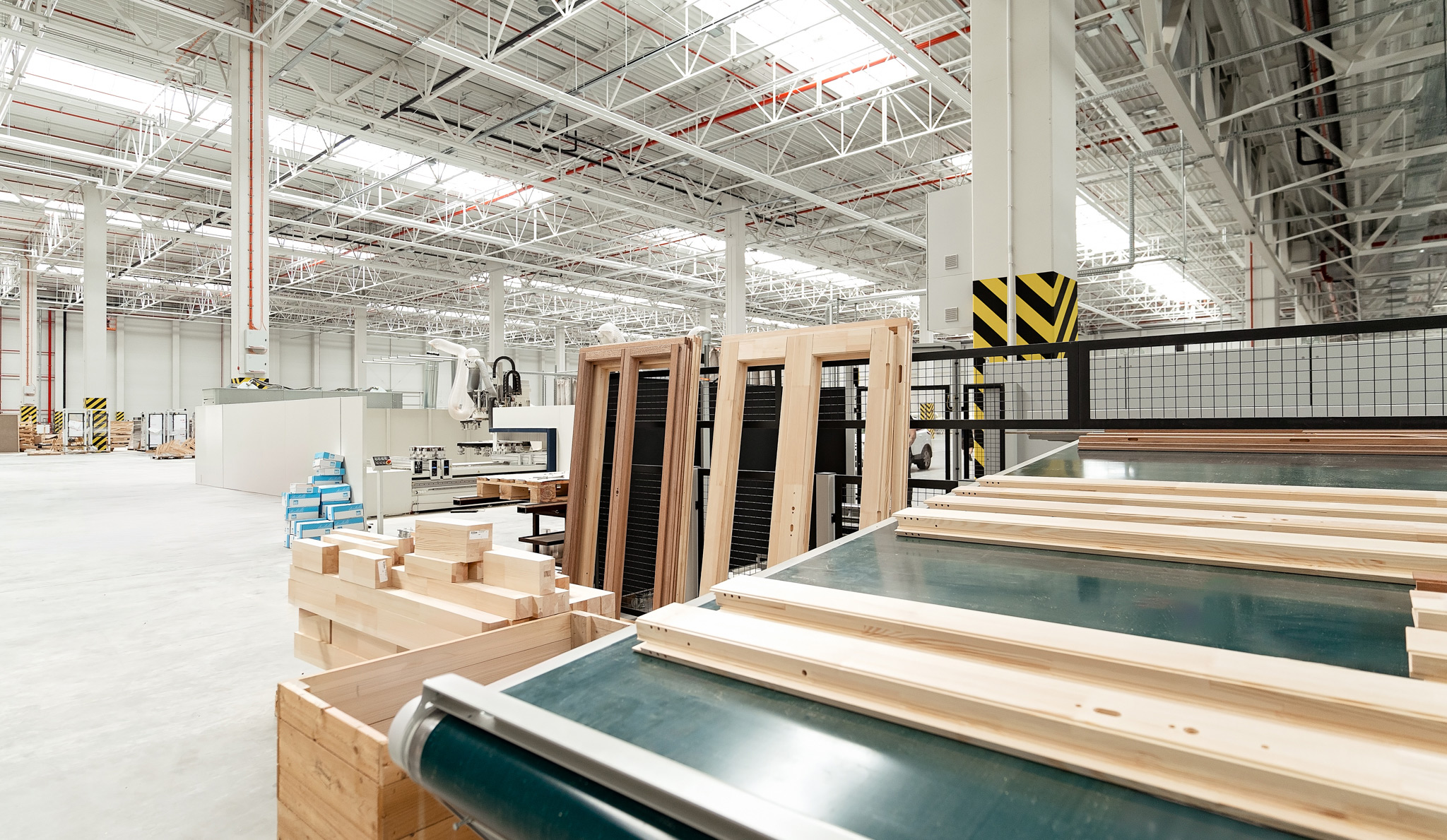 Im Juli haben wir eine Produktionsstätte in Kędzierzyn-Koźle eröffnet. Wir haben unsere Produktionskapazitäten erhöht – dieser Standort wird sich auf die Herstellung von Holzfenstern und -türen spezialisieren. Dort befindet sich auch ein Lager für Kanthölzer.
