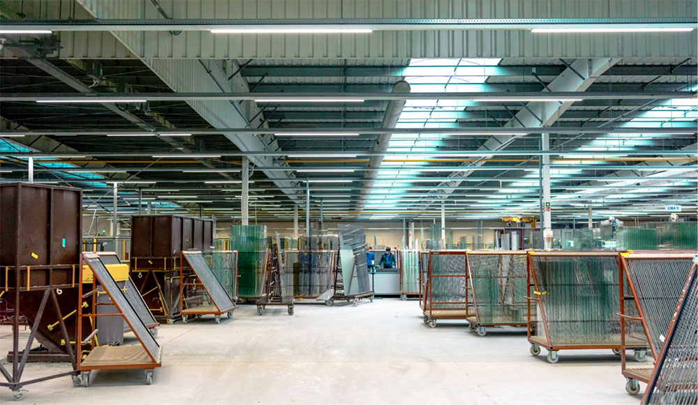 Wir eröffnen eine dritte Halle und beginnen mit der Produktion von Glaspaketen, was uns unabhängig von Lieferanten macht.
