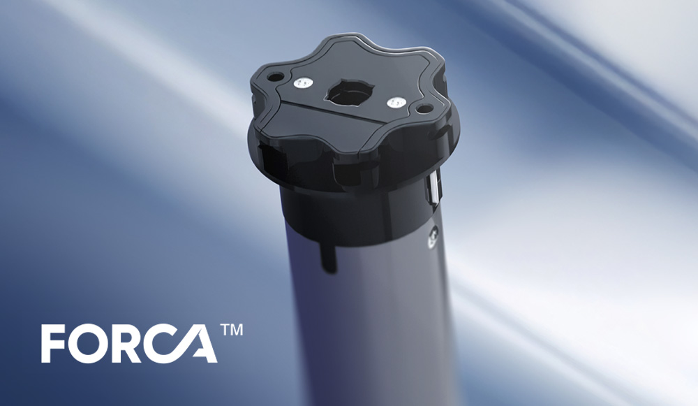 Wir haben unsere Eigenmarke für Zubehör für Rollläden und Raffstoren eingeführt: Forca. Dabei handelt es sich um Lösungen, die von Eko-Okna auf der Grundlage fundierter Marktkenntnisse entwickelt wurden und besser auf die Bedürfnisse des modernen Kunden zugeschnitten sind. Dank der attraktiven Preisgestaltung können unsere Händler funkgesteuerte Lösungen anstelle von klassischen kabelgebundenen Antrieben anbieten, ohne die Preise anheben zu müssen.