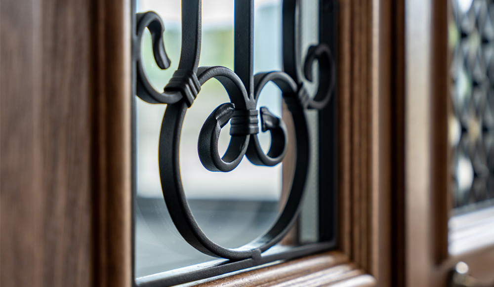 Wir haben die Zusammenarbeit mit lokalen Handwerkern nach dem Prinzip „global denken, lokal handeln“ ausgebaut. Durch die Erweiterung unseres Kooperationsnetzwerks unterstützen wir das regionale Handwerk, während unsere Partner auf der ganzen Welt Zugang zu einzigartigen Produkten erhalten, wie beispielsweise ornamentalen Ziergittern aus Stahl für Türen und Fenster.