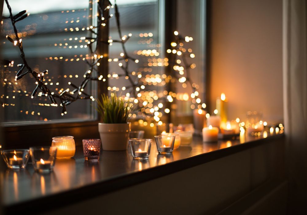 lampki świąteczne na oknie